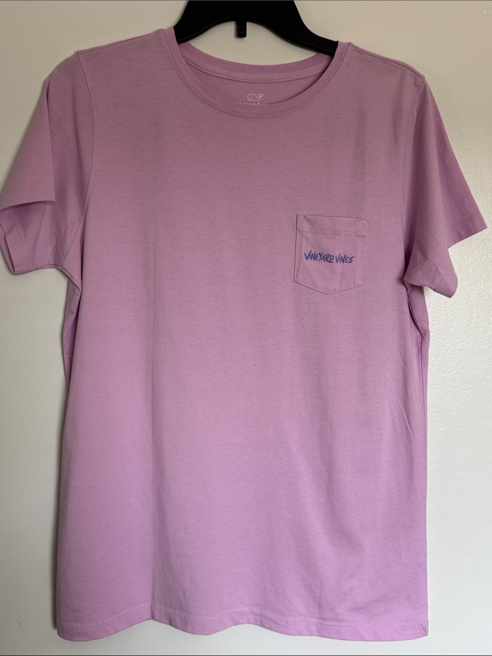 Vineyard Vines Menโs Pocket Tee in Lilac